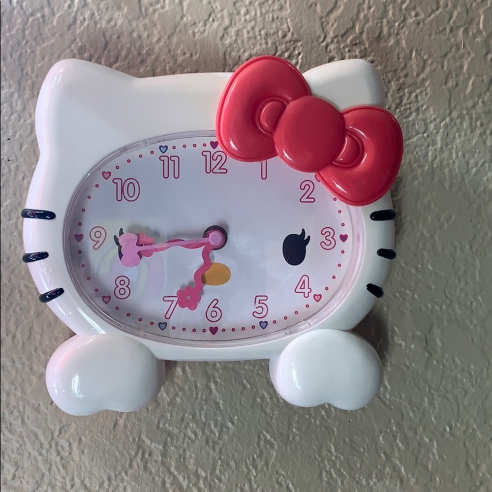 Hello kitty clock super cute!